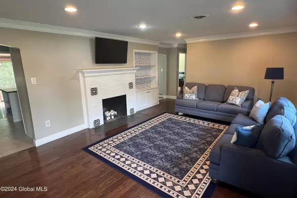 7 Elizabeth Lane, Saratoga Springs, Inside, NY 12866