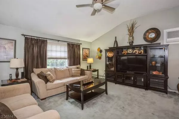 11 Windsor Dr, Jefferson Twp., NJ 07438