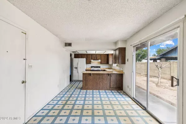 4652 W MISSION Lane, Glendale, AZ 85302