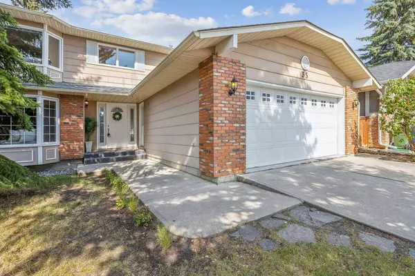 35 Woodmont RD SW, Calgary, AB T2W 4L6