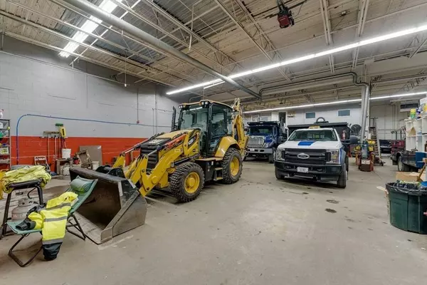 840 Cumberland Hill Rd, Woonsocket, RI 02895