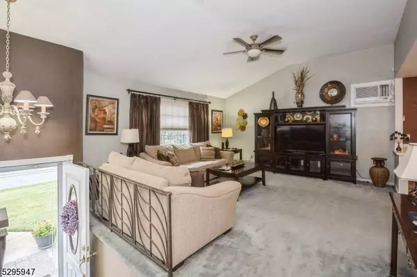 11 Windsor Dr, Jefferson Twp., NJ 07438