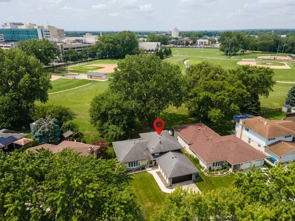 9208 S Tripp Avenue, Oak Lawn, IL 60453