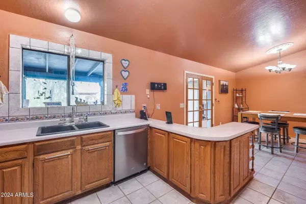 325 E FRONTIER Street, Apache Junction, AZ 85119