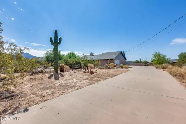 325 E FRONTIER Street, Apache Junction, AZ 85119