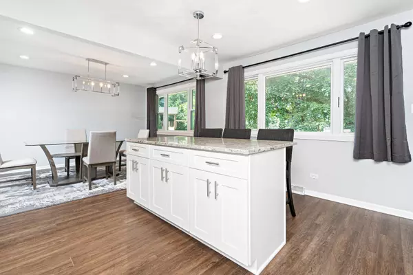 9208 S Tripp Avenue, Oak Lawn, IL 60453