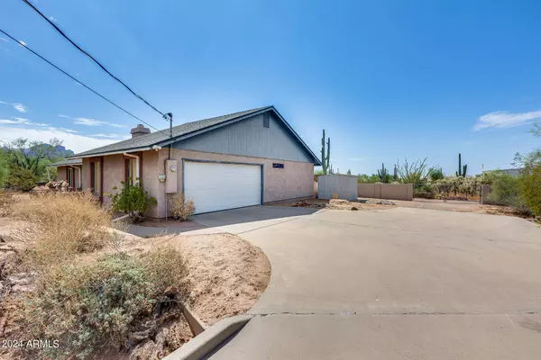 325 E FRONTIER Street, Apache Junction, AZ 85119