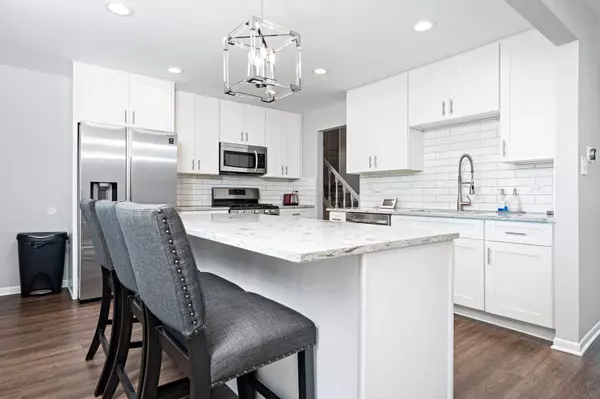 9208 S Tripp Avenue, Oak Lawn, IL 60453