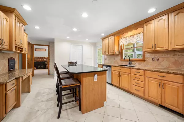 166 Great Neck Road, Waterford, CT 06385