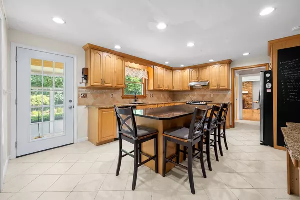 166 Great Neck Road, Waterford, CT 06385