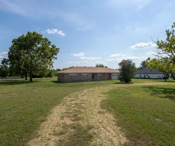 1102 E FM 902 Street, Howe, TX 75459