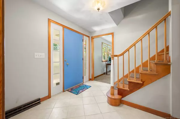 166 Great Neck Road, Waterford, CT 06385