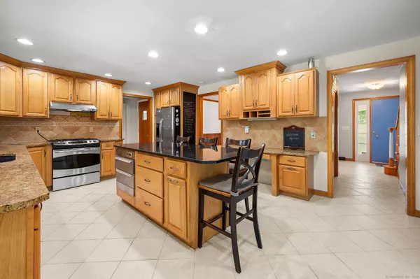 166 Great Neck Road, Waterford, CT 06385