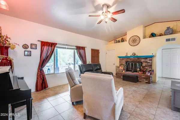 325 E FRONTIER Street, Apache Junction, AZ 85119