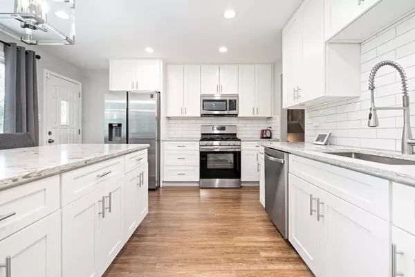 9208 S Tripp Avenue, Oak Lawn, IL 60453