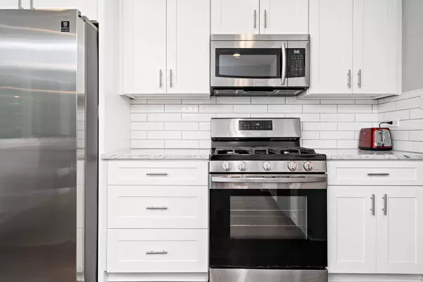 9208 S Tripp Avenue, Oak Lawn, IL 60453