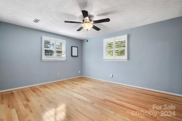 3434 38th Street DR NE, Hickory, NC 28601