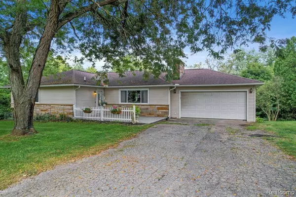 9211 Hamburg Road, Brighton, MI 48116