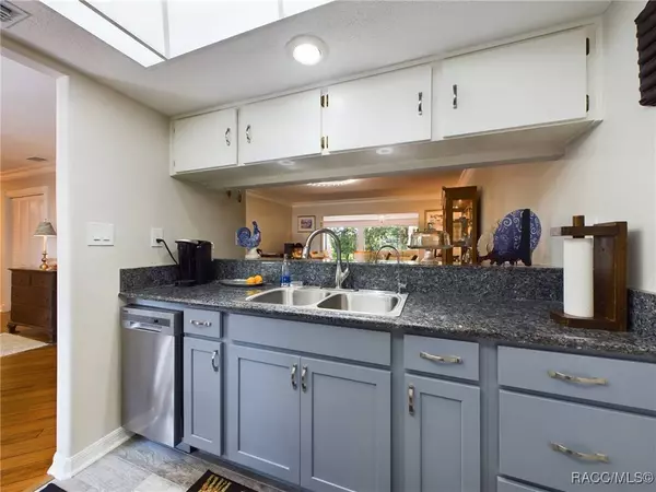 11487 W Bayshore DR, Crystal River, FL 34429