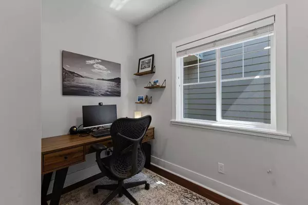 719 18 AVE NW, Calgary, AB T2M 0V2