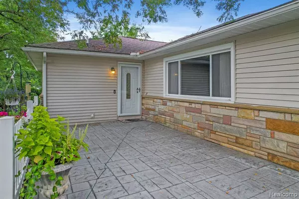 9211 Hamburg Road, Brighton, MI 48116