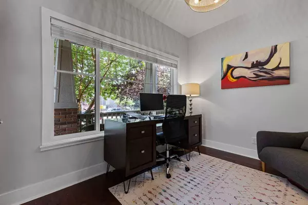 719 18 AVE NW, Calgary, AB T2M 0V2