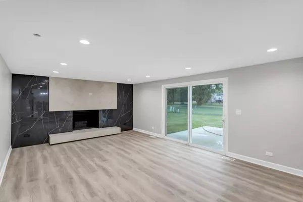 1311 W White Oak ST, Arlington Heights, IL 60005