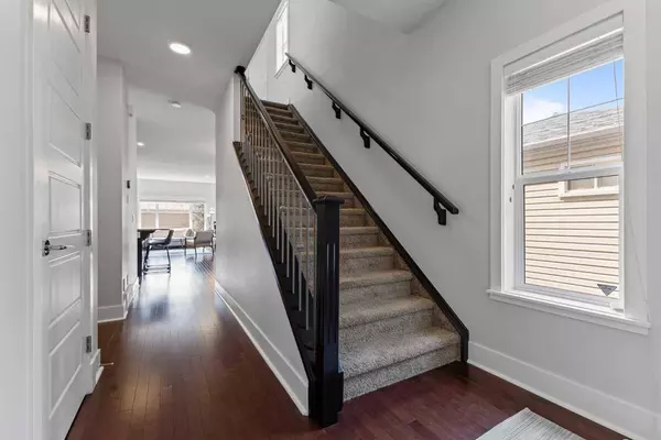 719 18 AVE NW, Calgary, AB T2M 0V2