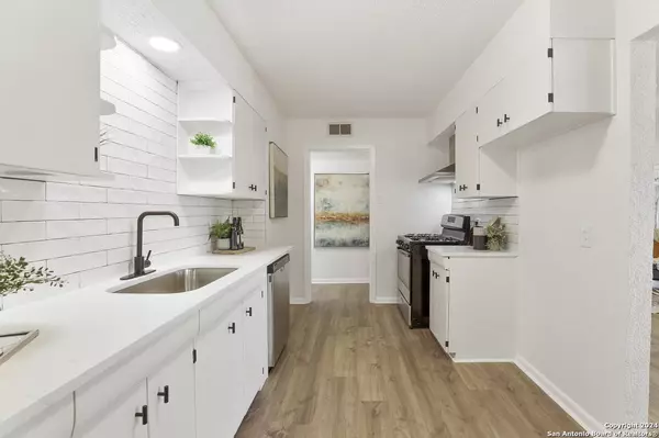 107 Teakwood Ln, San Antonio, TX 78216-6823