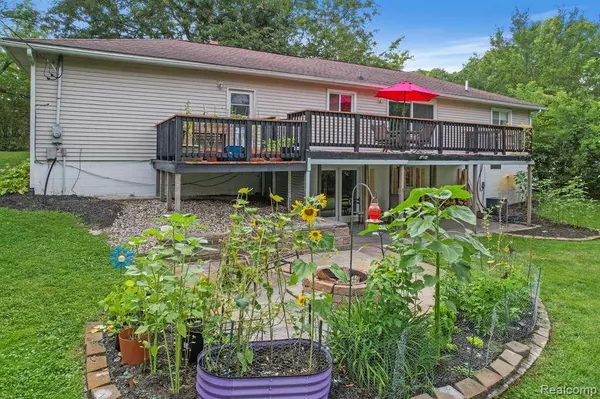 9211 Hamburg Road, Brighton, MI 48116