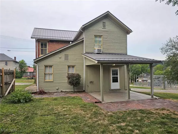 817 Hughes ST, Zanesville, OH 43701