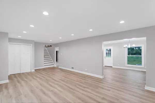 1311 W White Oak ST, Arlington Heights, IL 60005