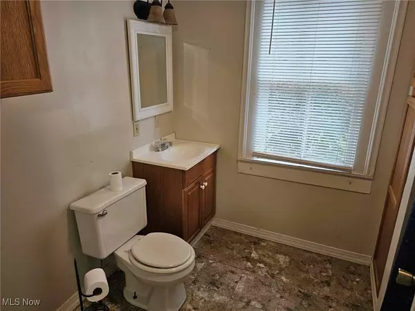 817 Hughes ST, Zanesville, OH 43701