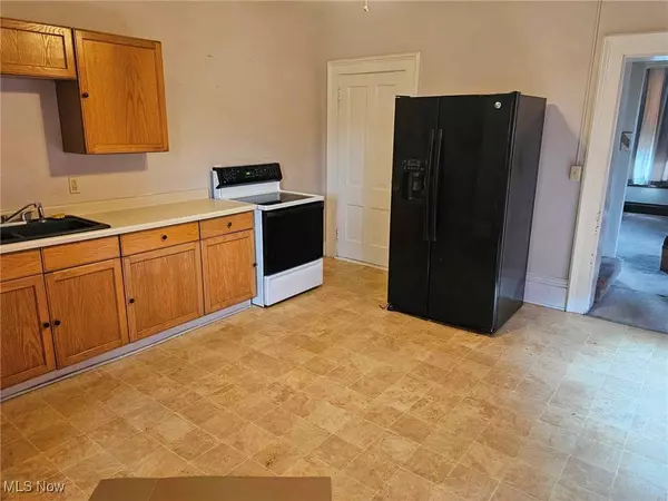 817 Hughes ST, Zanesville, OH 43701