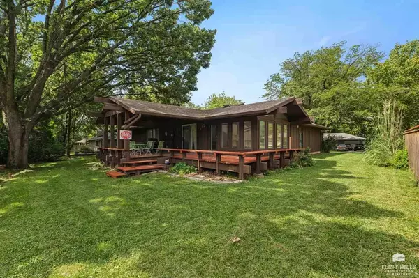 766 College Heights CIR, Manhattan, KS 66502