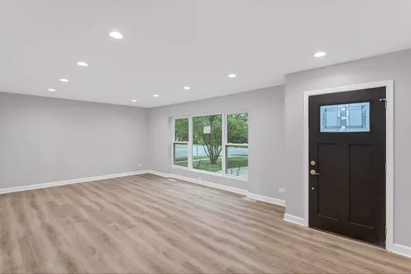 1311 W White Oak ST, Arlington Heights, IL 60005