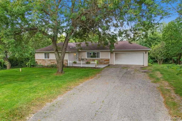 9211 Hamburg Road, Brighton, MI 48116