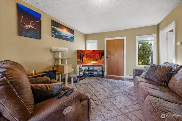 17915 Larch WAY, Lynnwood, WA 98037