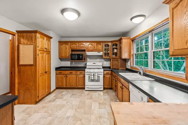 4821 S 90th St, Greenfield, WI 53228