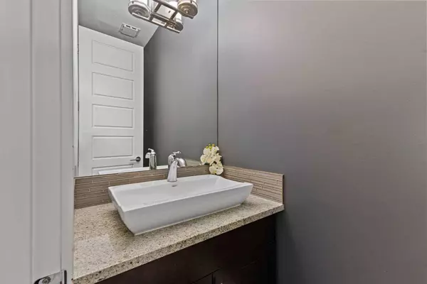 719 18 AVE NW, Calgary, AB T2M 0V2