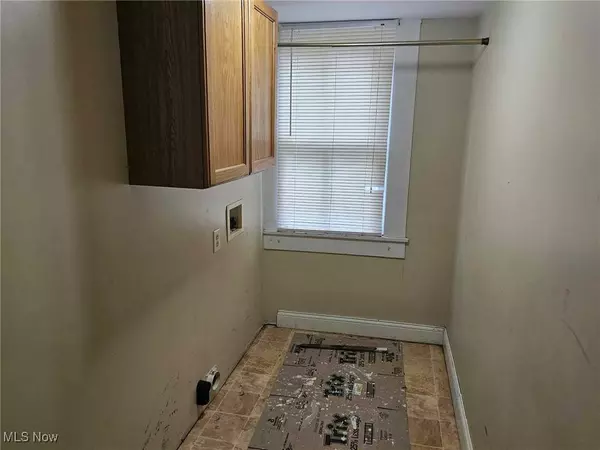 817 Hughes ST, Zanesville, OH 43701