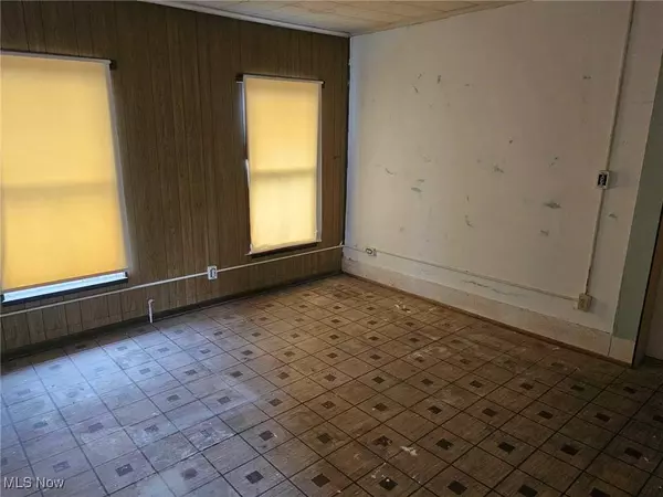 817 Hughes ST, Zanesville, OH 43701