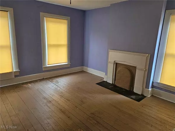 817 Hughes ST, Zanesville, OH 43701