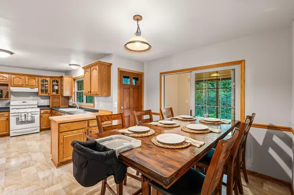 4821 S 90th St, Greenfield, WI 53228