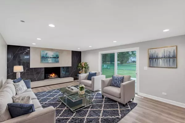 1311 W White Oak ST, Arlington Heights, IL 60005