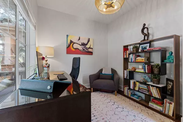 719 18 AVE NW, Calgary, AB T2M 0V2