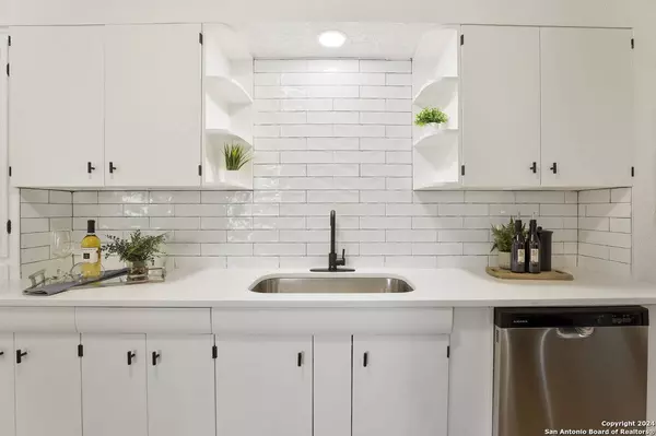 107 Teakwood Ln, San Antonio, TX 78216-6823