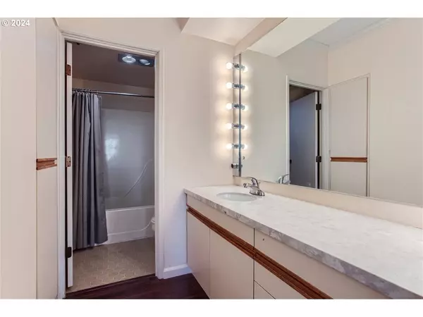 2245 SW PARK PL #3A, Portland, OR 97205