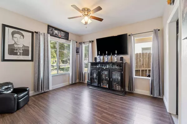 5586 W Lamona Avenue, Fresno, CA 93722