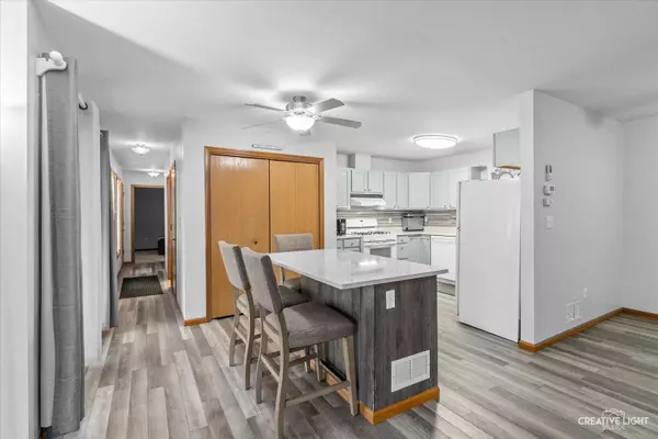 42 Silver TRL, North Aurora, IL 60542